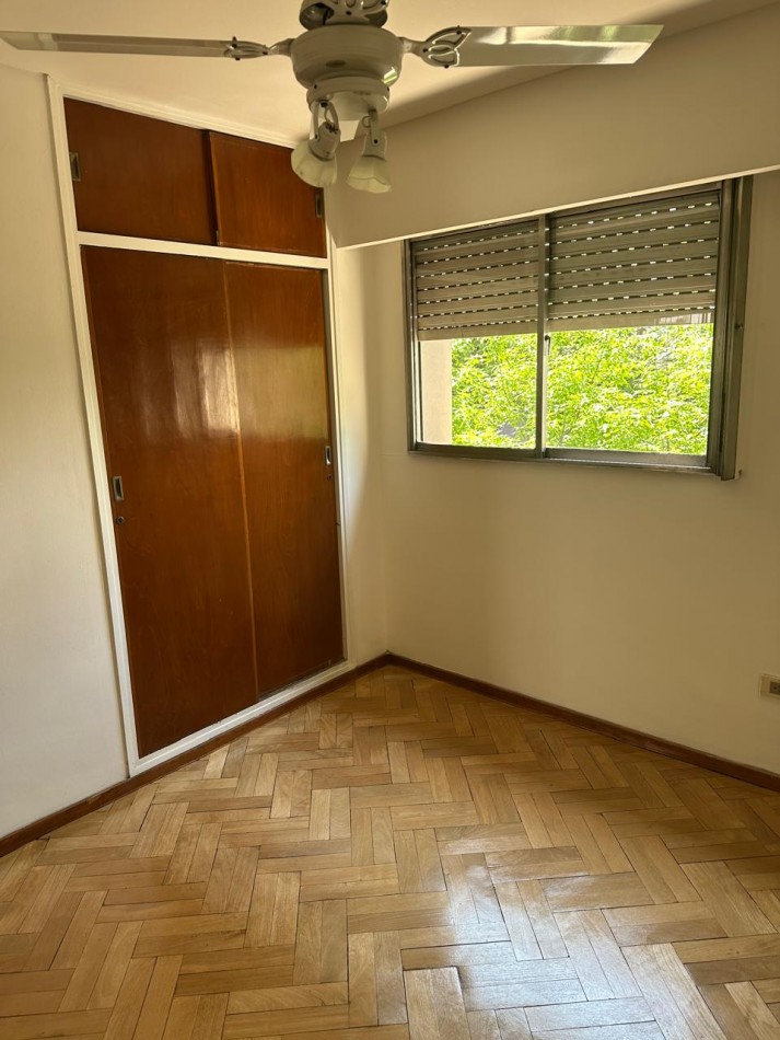 Departamento 4 dormitorios con patio en Catamarca al 400