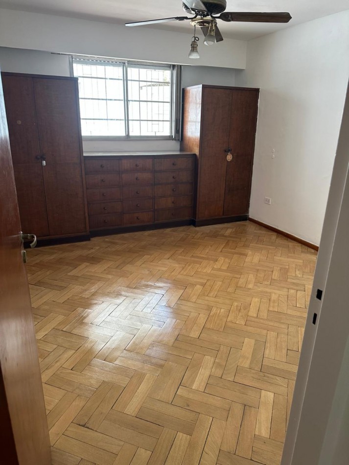 Departamento 4 dormitorios con patio en Catamarca al 400