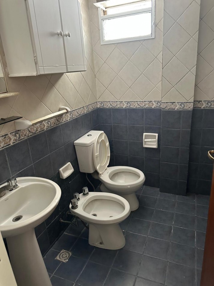 Departamento 4 dormitorios con patio en Catamarca al 400