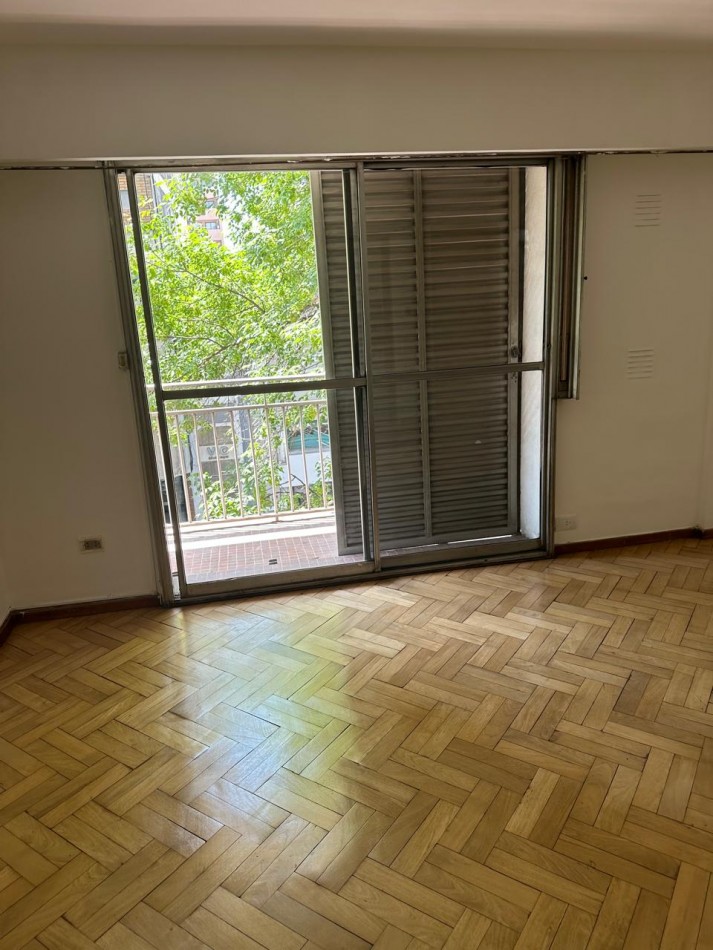 Departamento 4 dormitorios con patio en Catamarca al 400