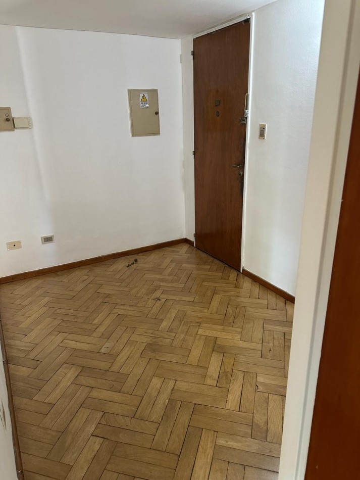 Departamento 4 dormitorios con patio en Catamarca al 400