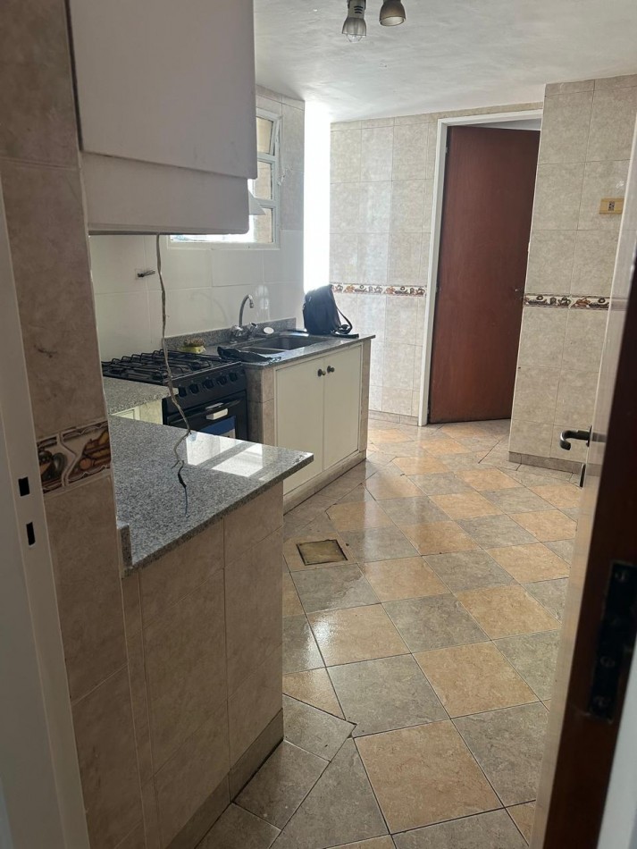 Departamento 4 dormitorios con patio en Catamarca al 400