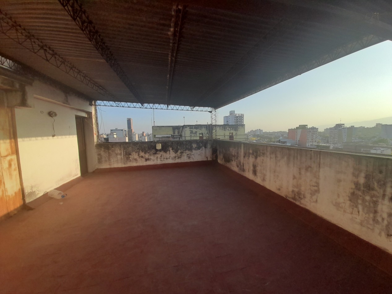Departamento 4 dormitorios con patio en Catamarca al 400