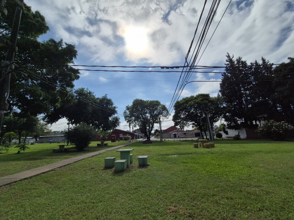 Casa de tres dormitorios en Barrio Kennedy con AA Split en todos los ambientes y pileta