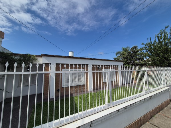 Casa de tres dormitorios en Barrio Kennedy con AA Split en todos los ambientes y pileta