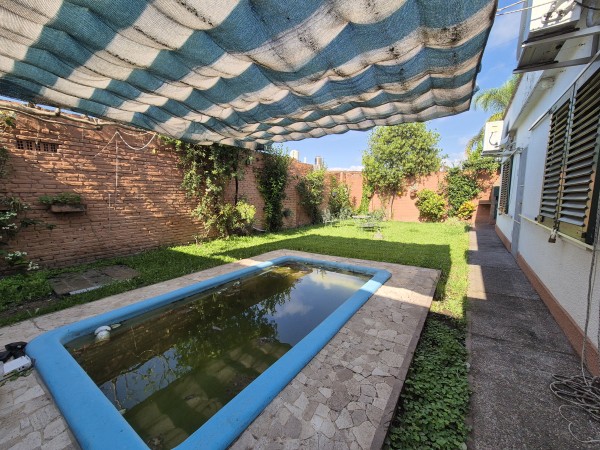 Casa de tres dormitorios en Barrio Kennedy con AA Split en todos los ambientes y pileta