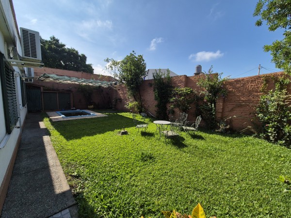Casa de tres dormitorios en Barrio Kennedy con AA Split en todos los ambientes y pileta
