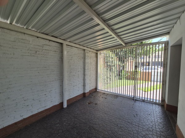Casa de tres dormitorios en Barrio Kennedy con AA Split en todos los ambientes y pileta