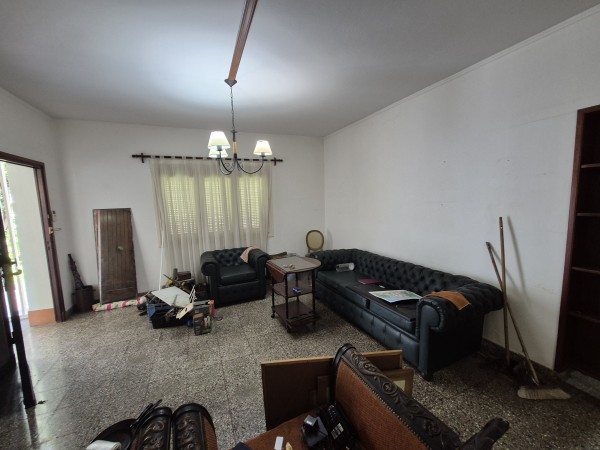 Casa de tres dormitorios en Barrio Kennedy con AA Split en todos los ambientes y pileta