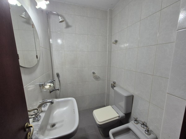 Casa de tres dormitorios en Barrio Kennedy con AA Split en todos los ambientes y pileta