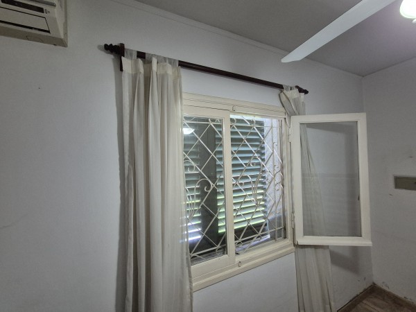 Casa de tres dormitorios en Barrio Kennedy con AA Split en todos los ambientes y pileta