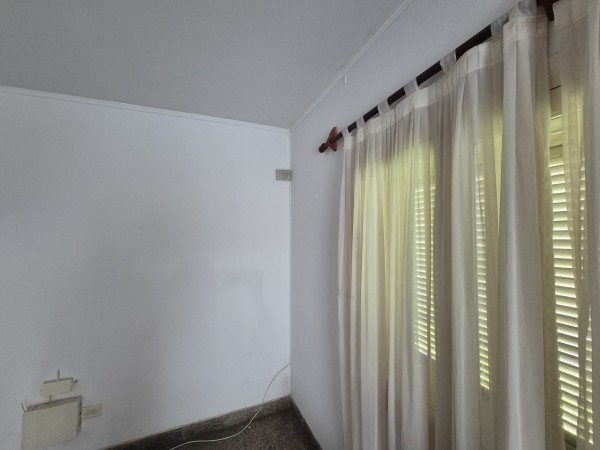 Casa de tres dormitorios en Barrio Kennedy con AA Split en todos los ambientes y pileta