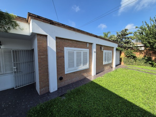 Casa de tres dormitorios en Barrio Kennedy con AA Split en todos los ambientes y pileta