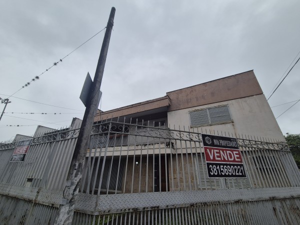 IMPORTANTE CASA ESQUINA EN MENDOZA Y JUAN LUIS NOUGUES