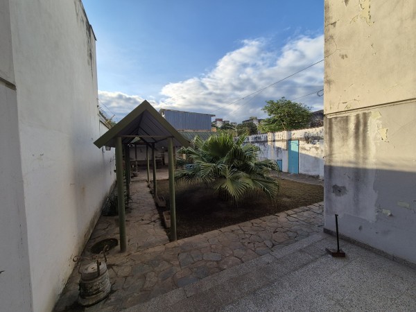 IMPORTANTE CASA ESQUINA EN MENDOZA Y JUAN LUIS NOUGUES