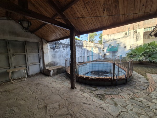 IMPORTANTE CASA ESQUINA EN MENDOZA Y JUAN LUIS NOUGUES