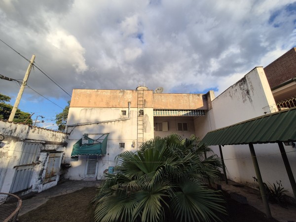 IMPORTANTE CASA ESQUINA EN MENDOZA Y JUAN LUIS NOUGUES