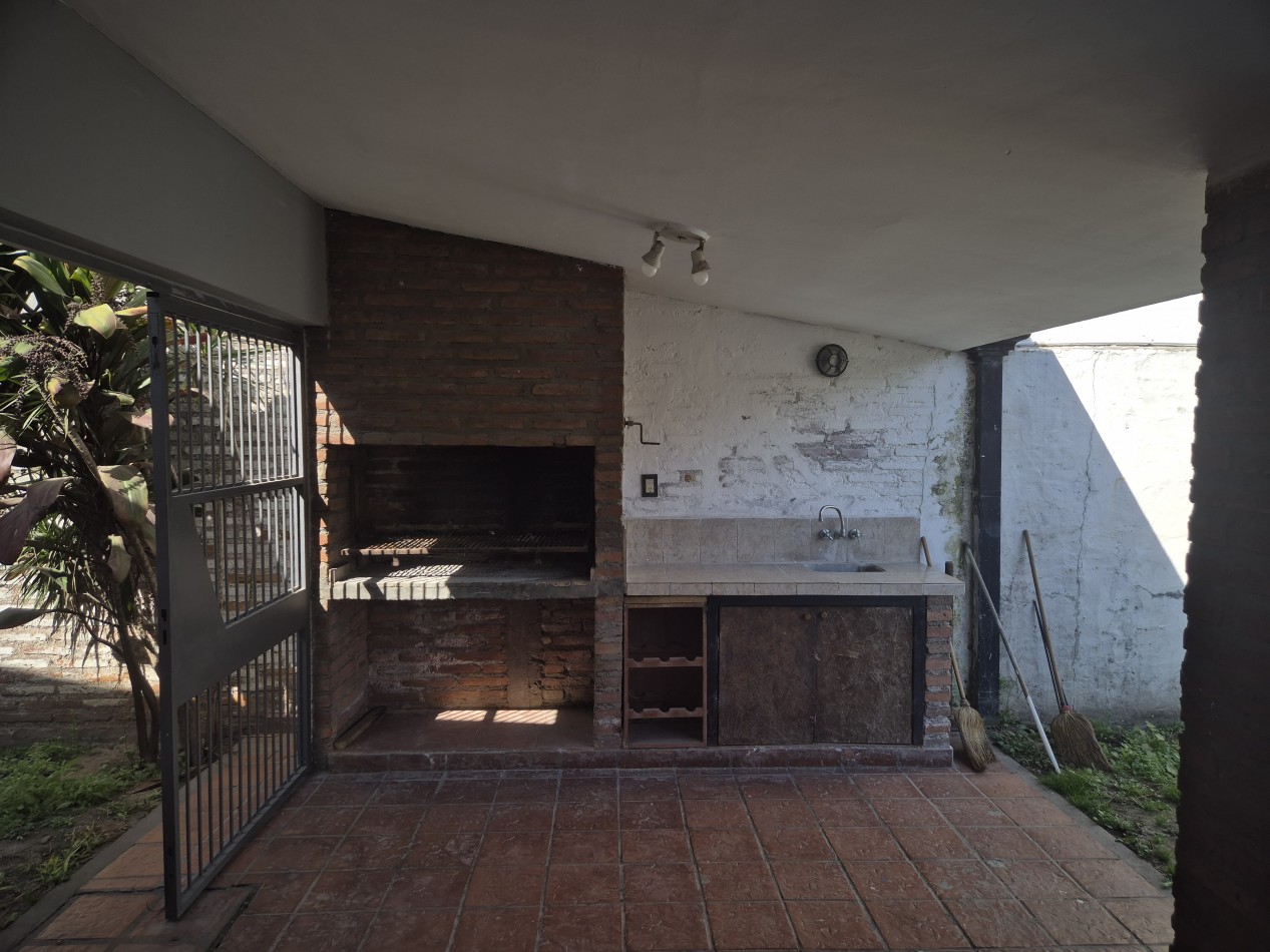 CASA 4 DORMITORIOS PILETA ZONA PARQUE GUILLERMINA