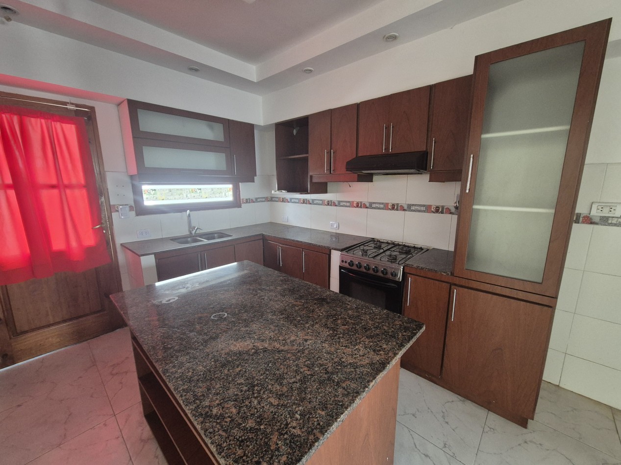 CASA 4 DORMITORIOS PILETA ZONA PARQUE GUILLERMINA