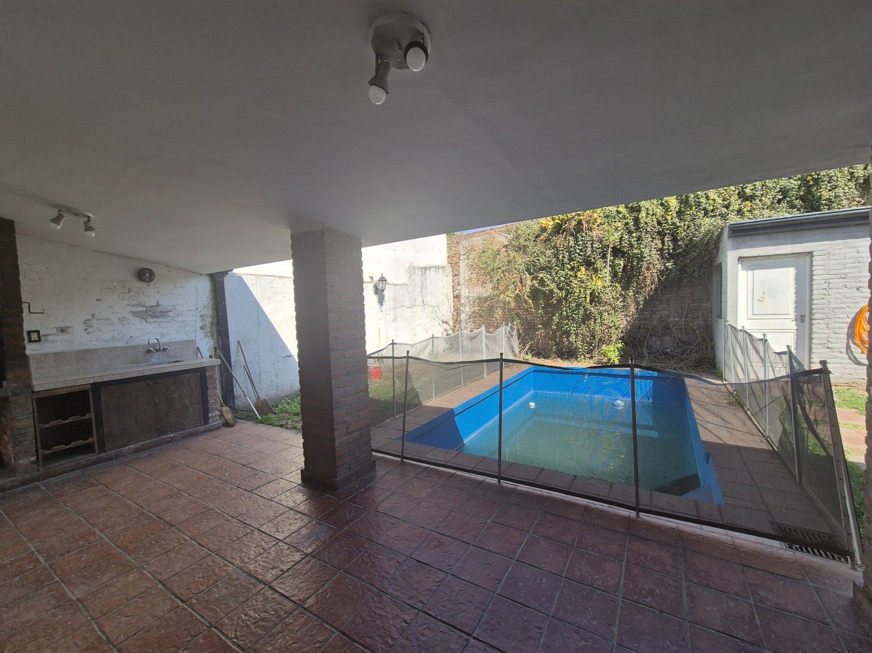 CASA 4 DORMITORIOS PILETA ZONA PARQUE GUILLERMINA