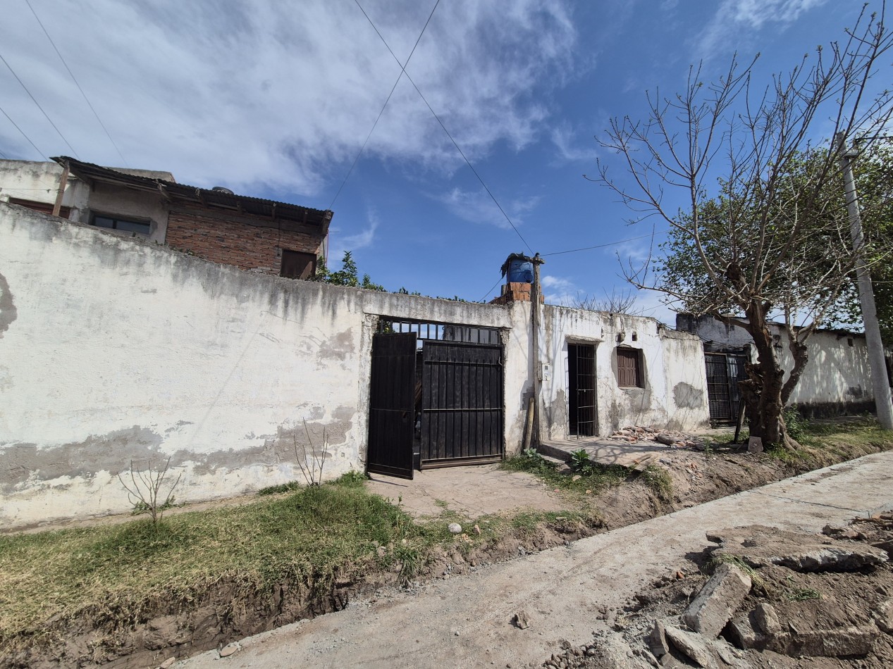 CASA ESQUINA DE DOS PLANTAS EN BARRIO EL SOL LAS TALITAS EN LOS LAPACHOS Y LAS ACACIAS