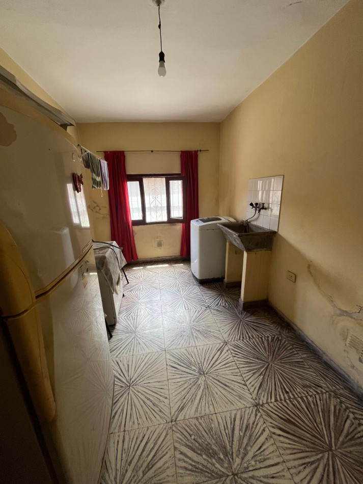 CASA DE CINCO DORMITORIOS EN BALCARCE 1744 A METROS AVENIDA JUAN B JUSTO APTA CREDITO