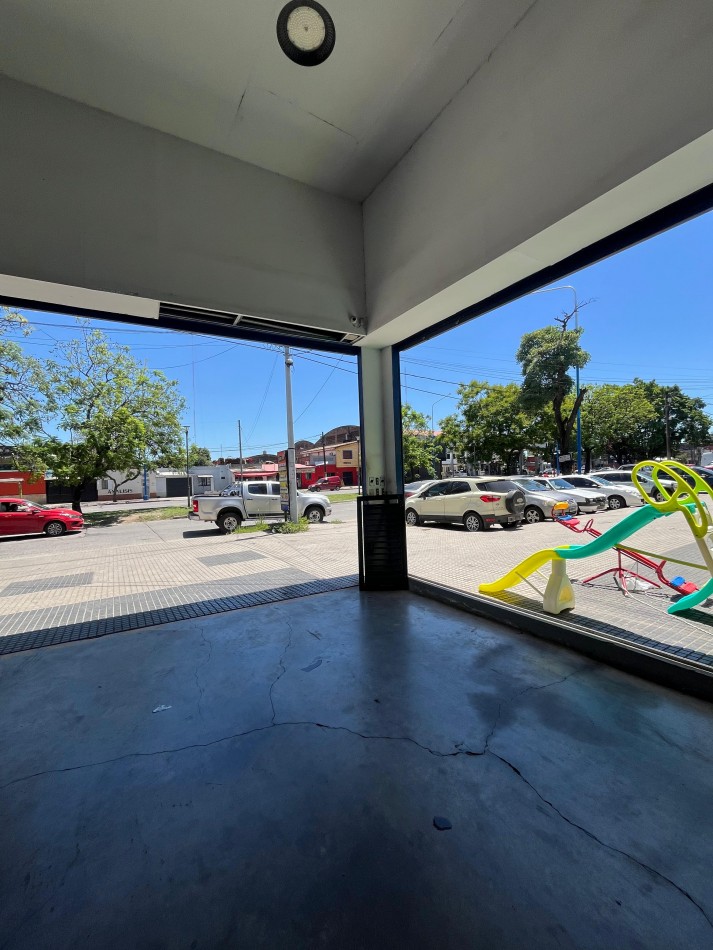 ESPECTACULAR LOCAL COMERCIAL EN AVENIDA KIRCHNER (EX ROCA) AL 2300 DE 300 M2