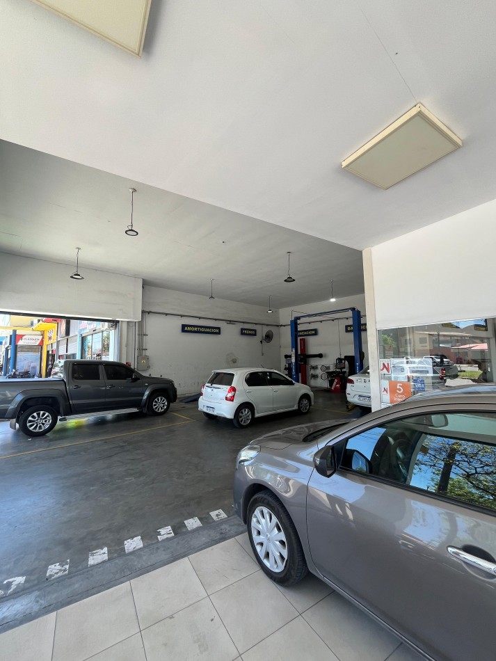 ESPECTACULAR LOCAL COMERCIAL EN AVENIDA KIRCHNER (EX ROCA) AL 2300 DE 300 M2