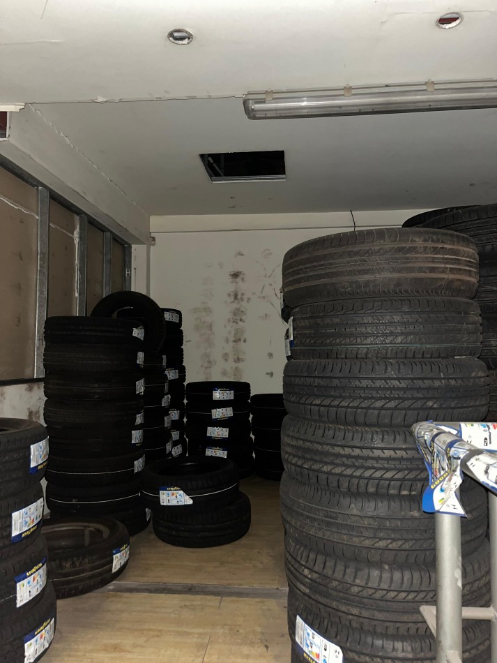 ESPECTACULAR LOCAL COMERCIAL EN AVENIDA KIRCHNER (EX ROCA) AL 2300 DE 300 M2