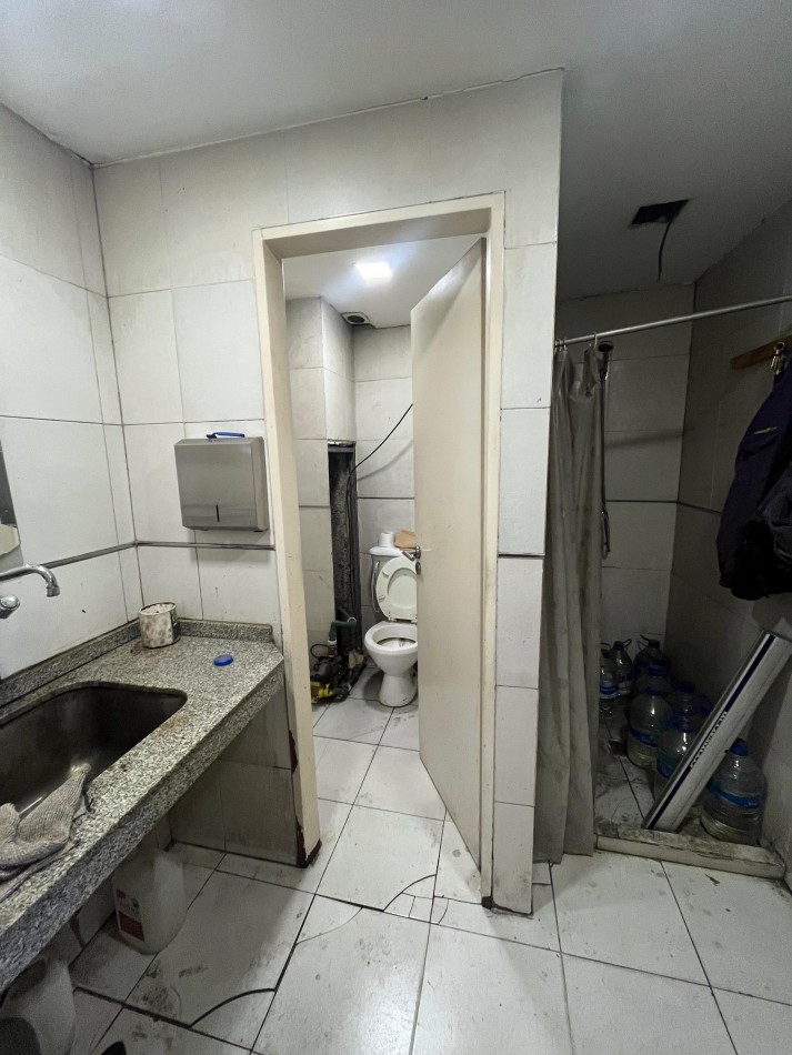 ESPECTACULAR LOCAL COMERCIAL EN AVENIDA KIRCHNER (EX ROCA) AL 2300 DE 300 M2