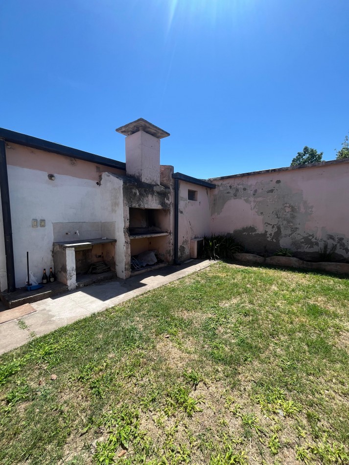 CASA 3 DORMITORIOS EN VILLA MARIANO MORENO CALLE 6 Y 29