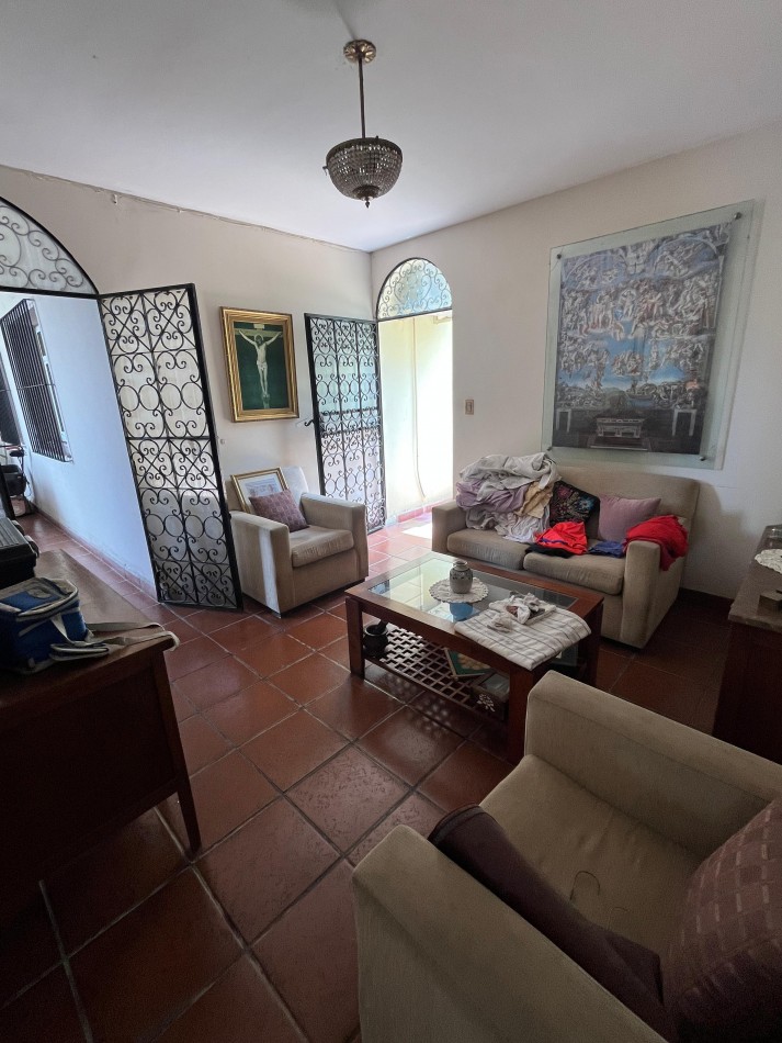 IMPORTANTE CASA DE CUATRO DORMITORIOS CON PILETA EN MENDOZA AL 3500 APTA CREDITO