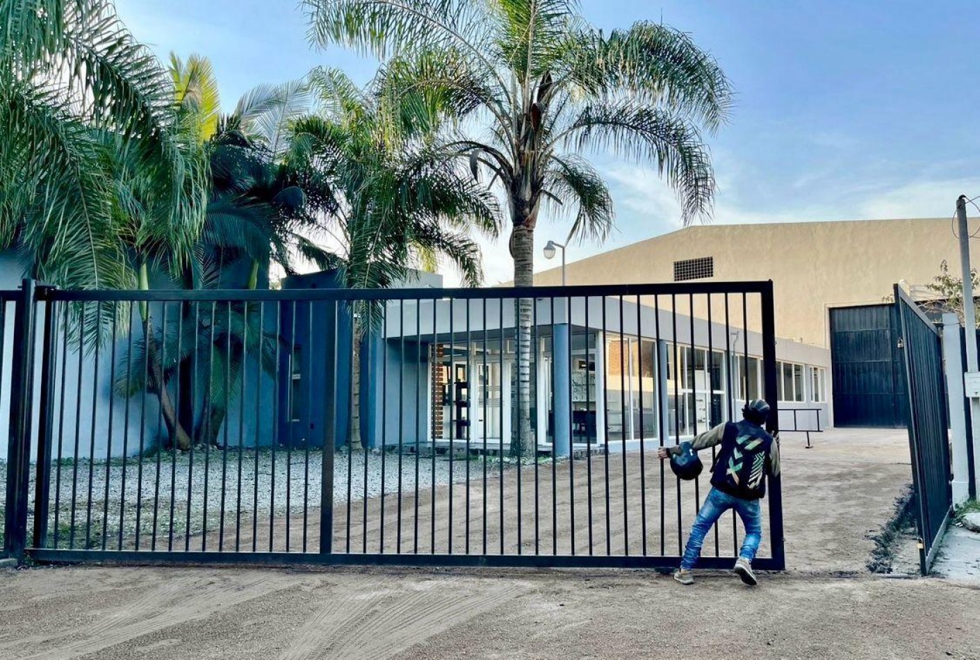 IMPORTANTE INMUEBLE COMERCIAL EN YERBA BUENA DEPOSITO CON OFICINAS 