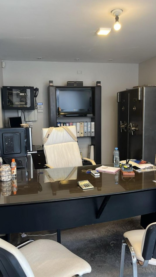 IMPORTANTE INMUEBLE COMERCIAL EN YERBA BUENA DEPOSITO CON OFICINAS 