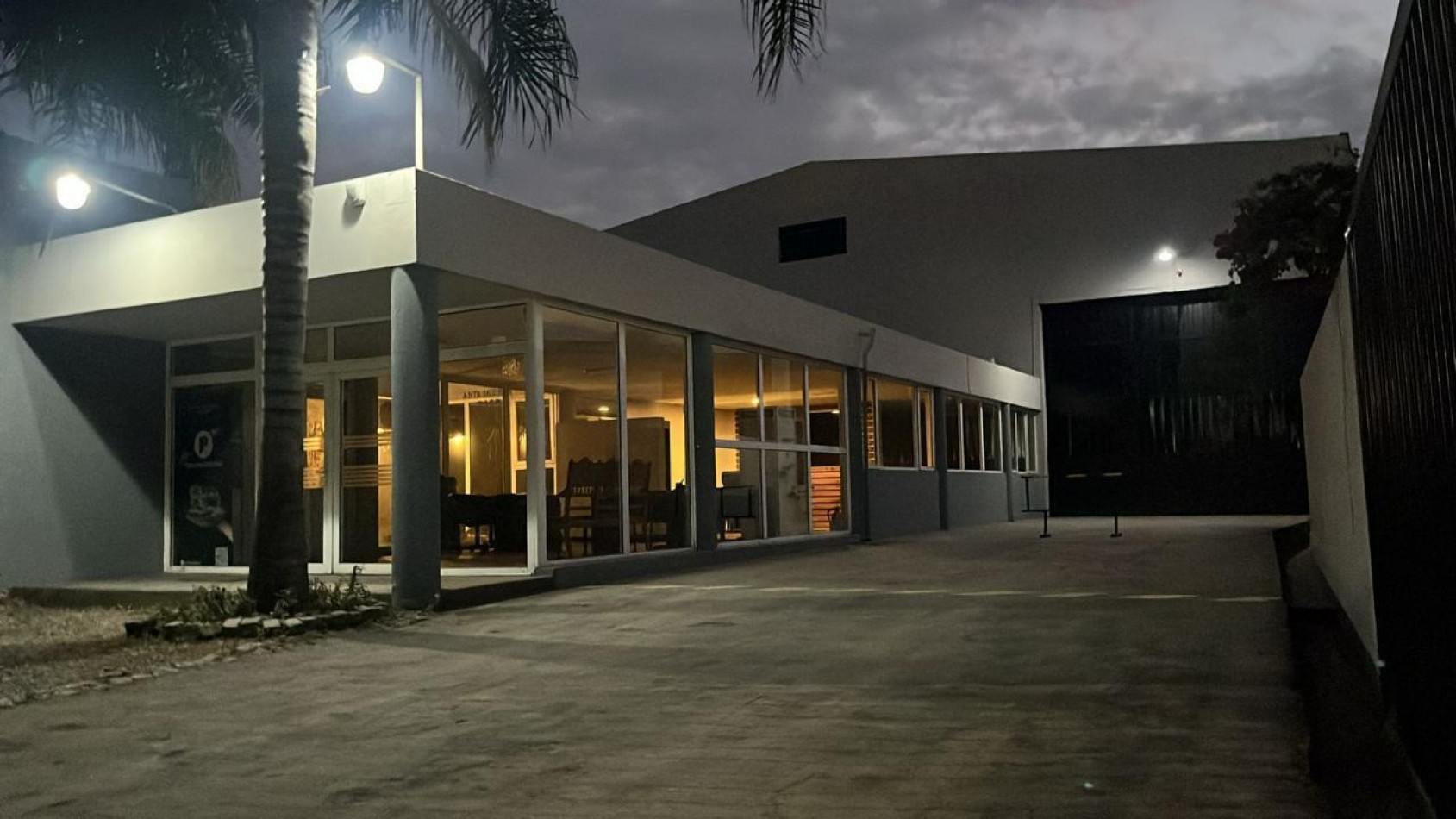 IMPORTANTE INMUEBLE COMERCIAL EN YERBA BUENA DEPOSITO CON OFICINAS 