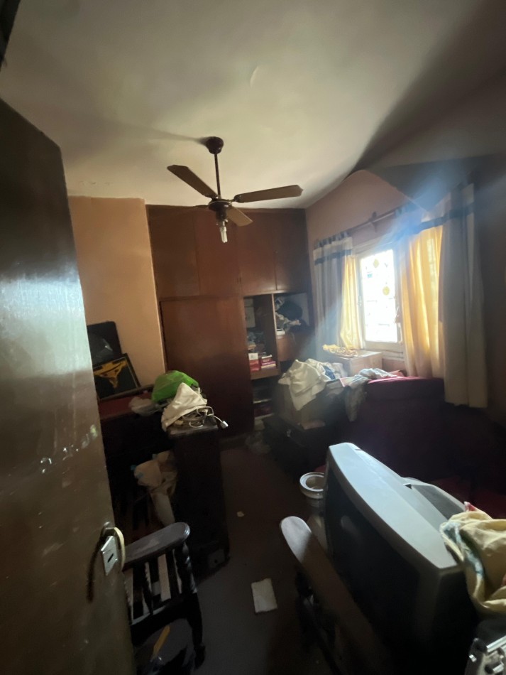 DEPARTAMENTO EN PLANTA ALTA DE TRES DORMORIOS CON TERRAZA A REMODELAR EN CHILE AL 1700 IDEAL INVERSORES 