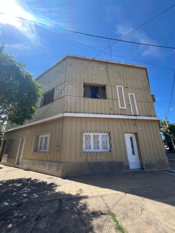 DEPARTAMENTO EN PLANTA ALTA DE TRES DORMORIOS CON TERRAZA A REMODELAR EN CHILE AL 1700 IDEAL INVERSORES 