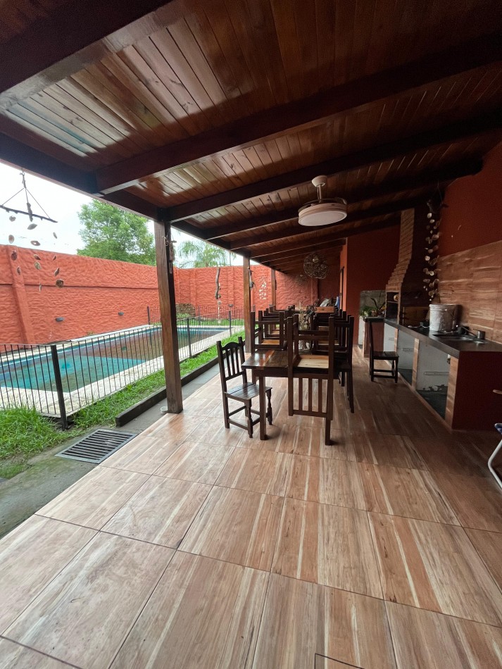 CASA EN BARRIO KENEDY APTA CREDITO CON PILETA Y QUINCHO