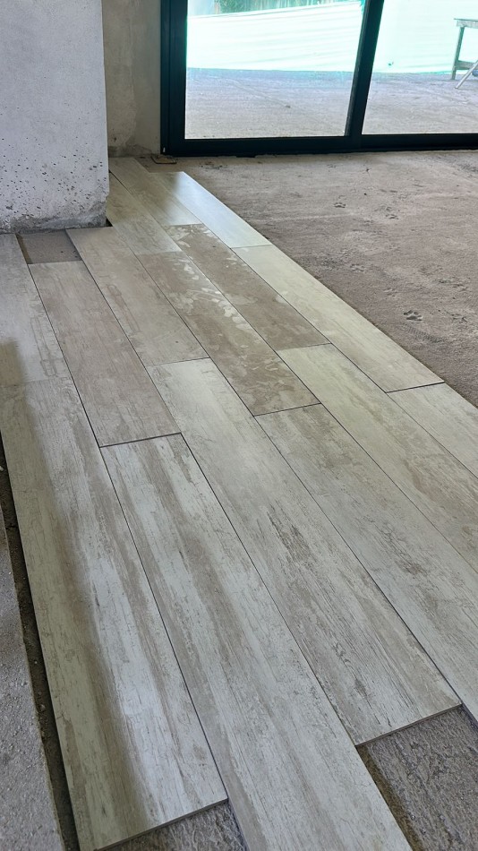 CASA EN BARRIO CERRADO LA EMILIA EN LA RINCONADA YERBA BUENA DE TRES DORMITORIOS A TERMINAR DETALLES APTA CREDITO