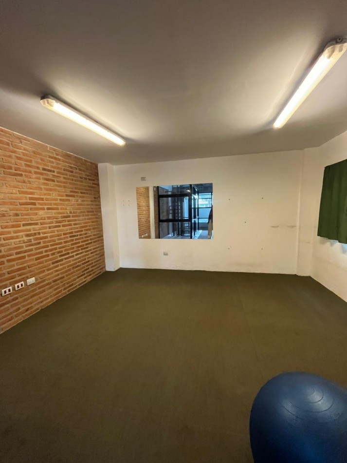 IMPORTANTE LOCAL COMERCIAL CON DEPOSITO EN BOLIVAR Y JUJUY BARRIO SUR