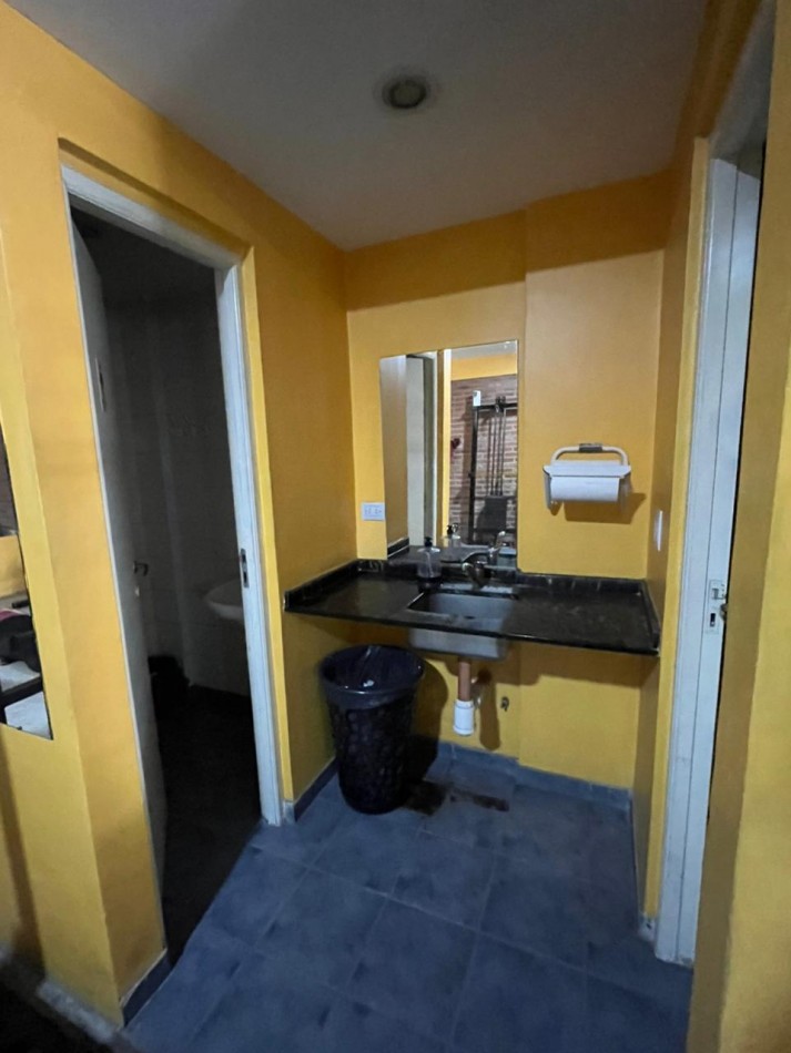 IMPORTANTE LOCAL COMERCIAL CON DEPOSITO EN BOLIVAR Y JUJUY BARRIO SUR