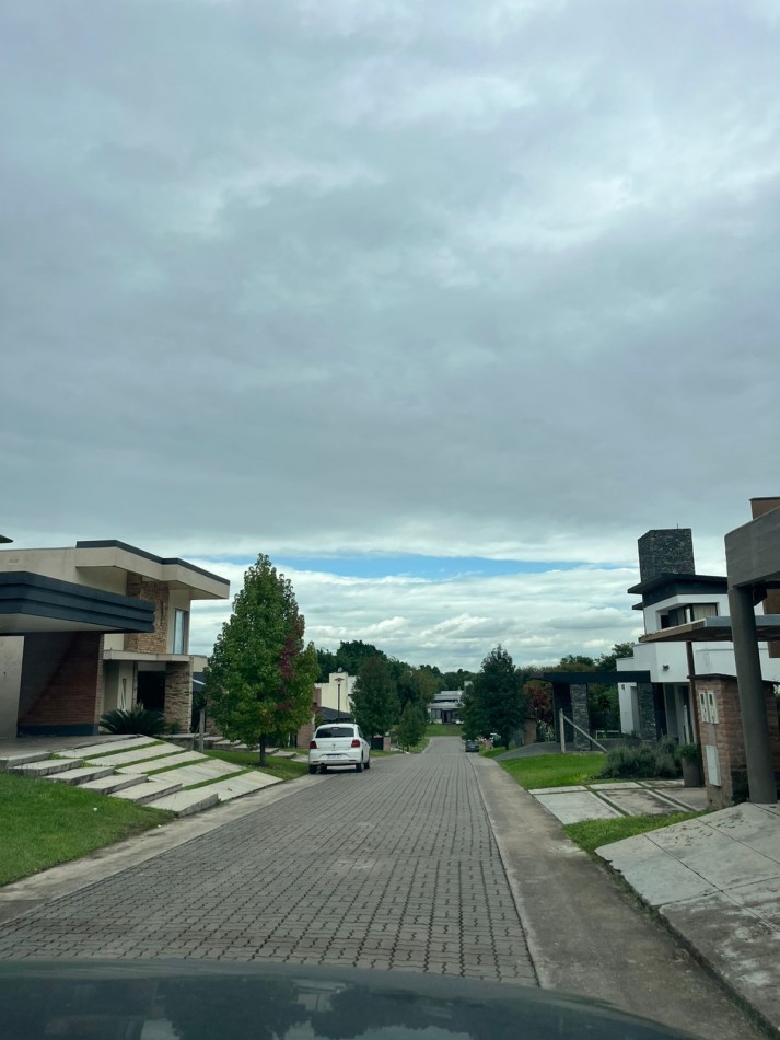 CASA EN BARRIO CERRADO LA EMILIA EN LA RINCONADA YERBA BUENA DE TRES DORMITORIOS A TERMINAR DETALLES APTA CREDITO