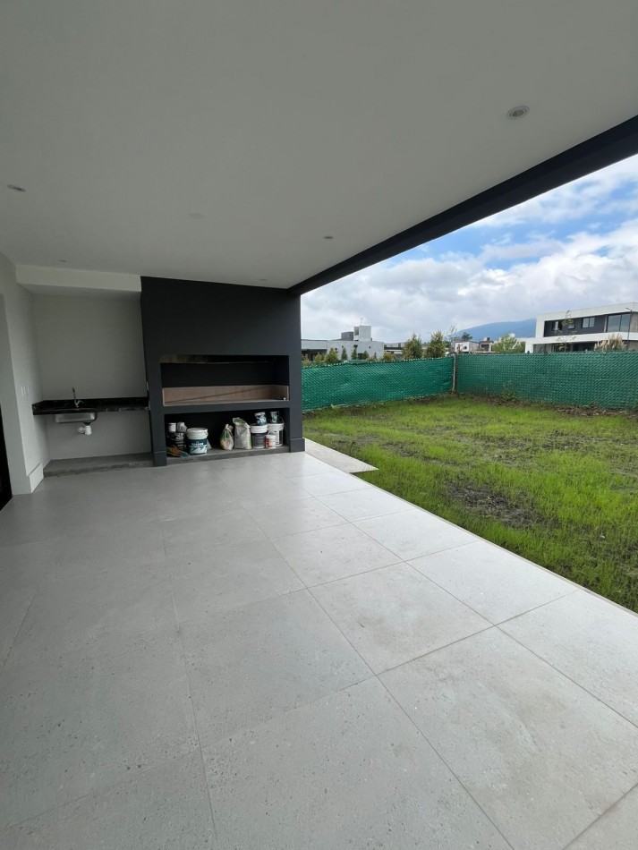 IMPORTANTE CASA EN COUNTRY THE POINT APTA CREDITO 