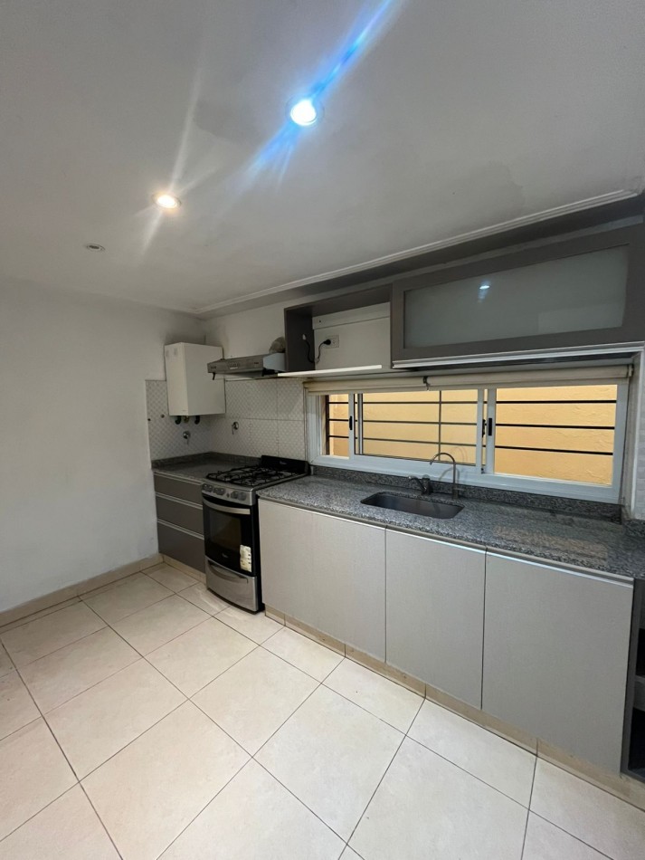 DUPLEX DE TRES DORMITORIOS CON DOS COCHERAS EN COMPLEJO CERRADO SIN EXPENSAS EN YERBA BUENA 