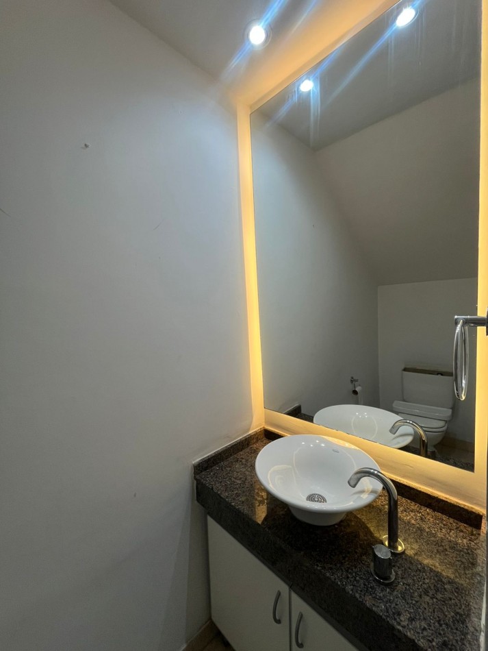 DUPLEX DE TRES DORMITORIOS CON DOS COCHERAS EN COMPLEJO CERRADO SIN EXPENSAS EN YERBA BUENA 