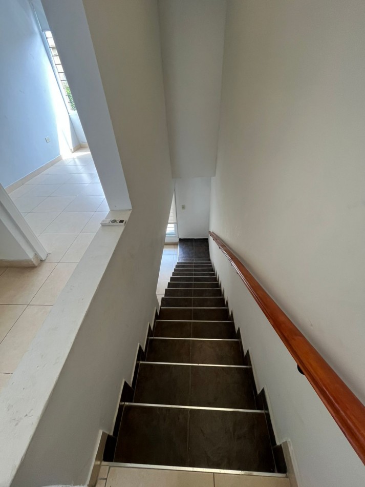 DUPLEX DE TRES DORMITORIOS CON DOS COCHERAS EN COMPLEJO CERRADO SIN EXPENSAS EN YERBA BUENA 