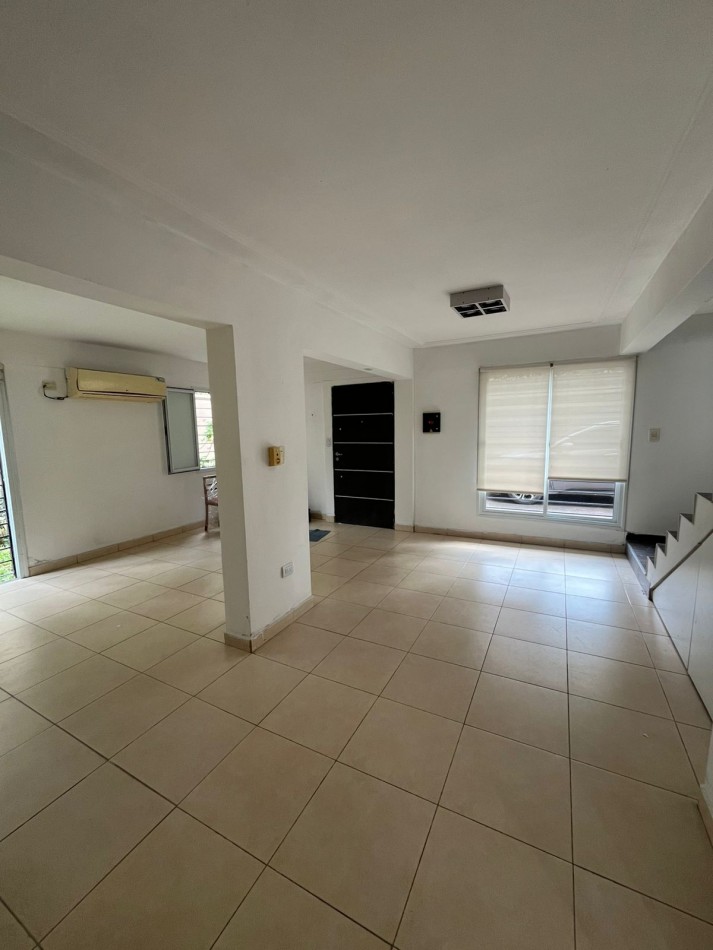 DUPLEX DE TRES DORMITORIOS CON DOS COCHERAS EN COMPLEJO CERRADO SIN EXPENSAS EN YERBA BUENA 