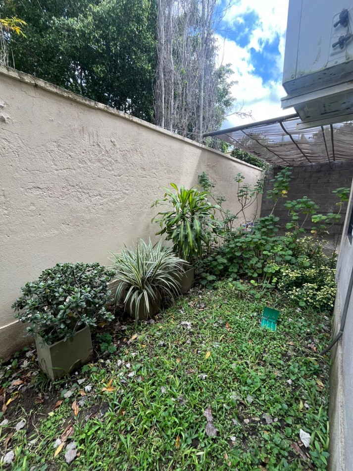 DUPLEX DE TRES DORMITORIOS CON DOS COCHERAS EN COMPLEJO CERRADO SIN EXPENSAS EN YERBA BUENA 