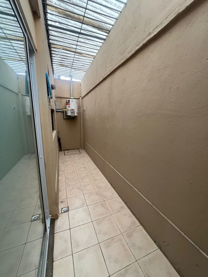 DUPLEX DE TRES DORMITORIOS CON DOS COCHERAS EN COMPLEJO CERRADO SIN EXPENSAS EN YERBA BUENA 