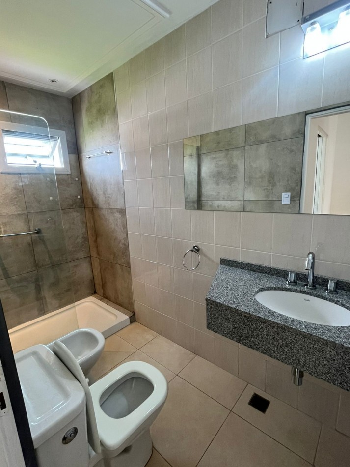DUPLEX DE TRES DORMITORIOS CON DOS COCHERAS EN COMPLEJO CERRADO SIN EXPENSAS EN YERBA BUENA 